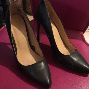 Leather pointed toe pump